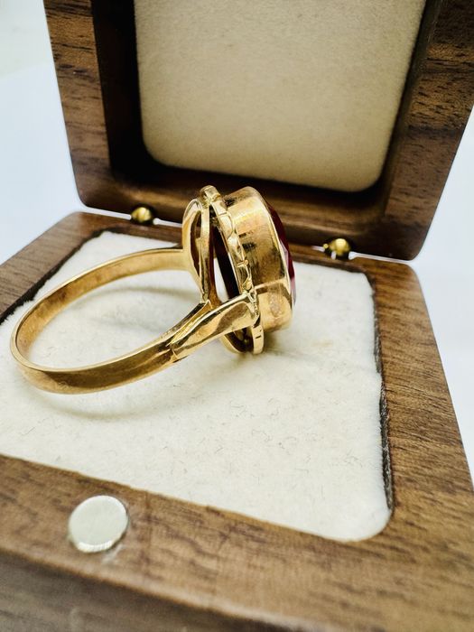 Złoty pierścionek z czerwonym oczkiem 585 - rozmiar 22 - STAN IDEALNY