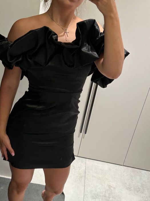 Сукня чорна з вигуканим верхом