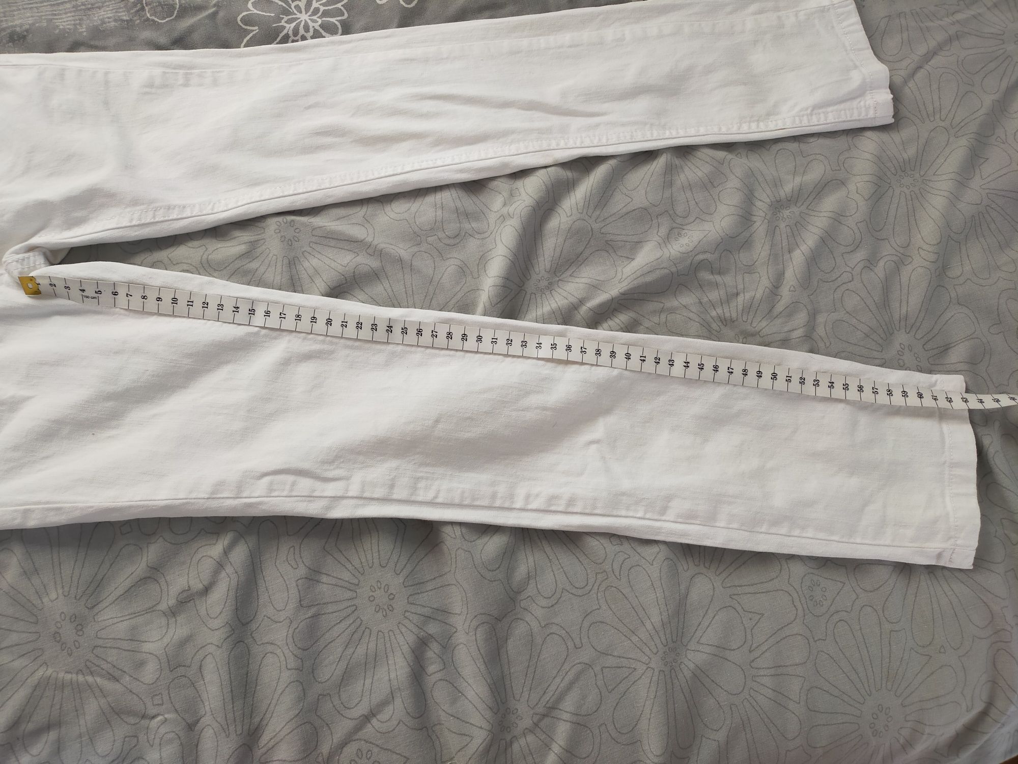 Spodnie dżinsowe biale 134 cm?