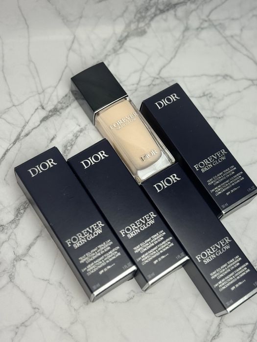 Тональний крем Dior Scin Glow 1N