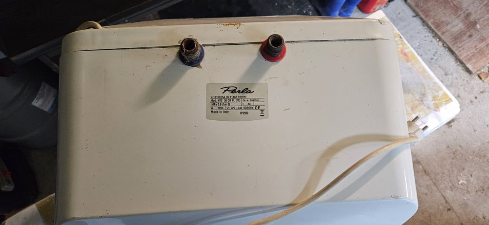 Podgrzewacz przepływowy wody parla.