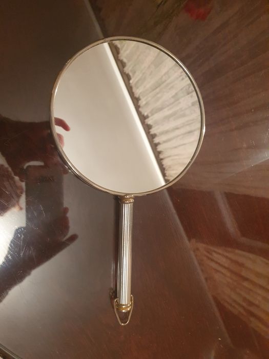 Lusterko dwustronne powiększające.