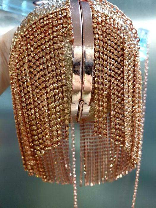 Kopertówka z kryształków i frędzli dopinany łańcuszek złota