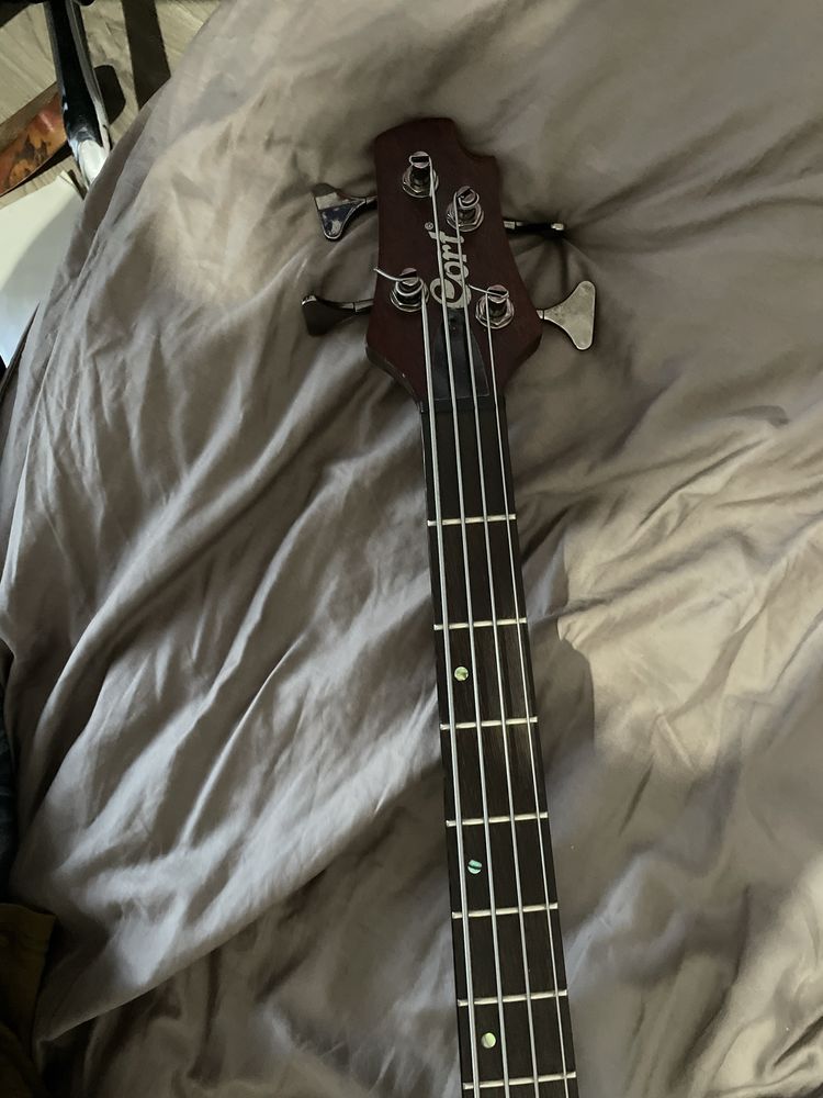 Gitara basowa Cort B Plus