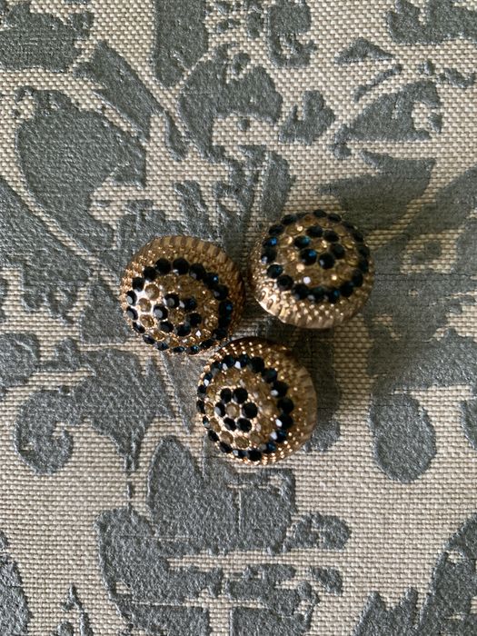 Ozdobne guziki z kamieniami.