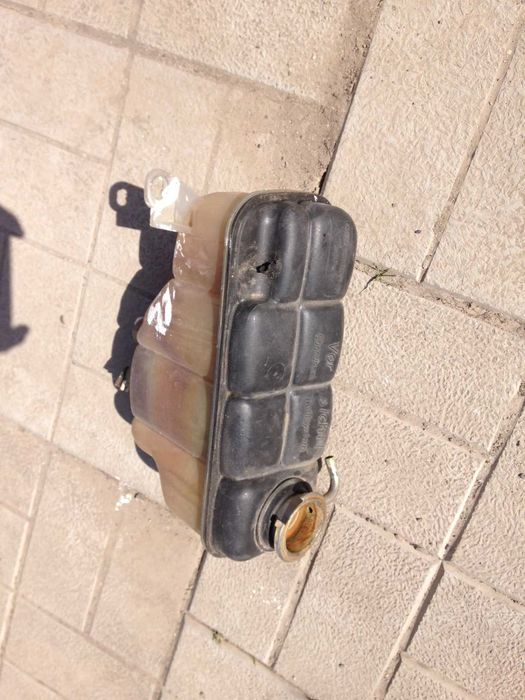 Расширительный бачёк и крышка бачка Мерседес