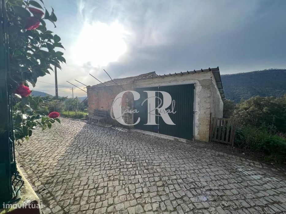 Casa em pedra (parcial) com jardim e vistas