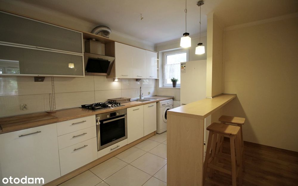 Dwupokojowe, blisko centrum, jasna kuchnia.