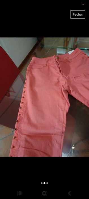 Calças coral com aplicações douradas,como novas