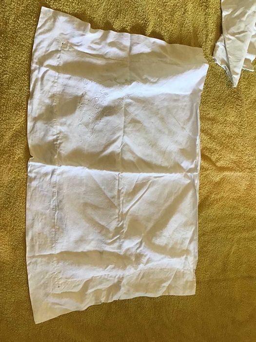 2 fronhas antigas brancas