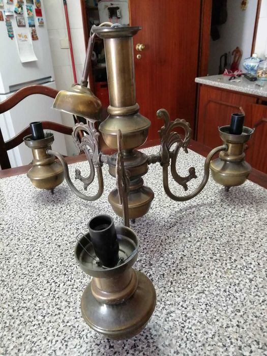 Candeeiro de latão antigo em bom estado