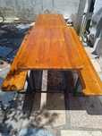 Mesa com bancos em madeira