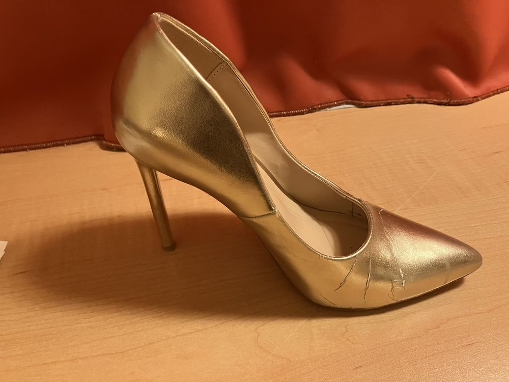 Vendo sapatos de salto alto dourados