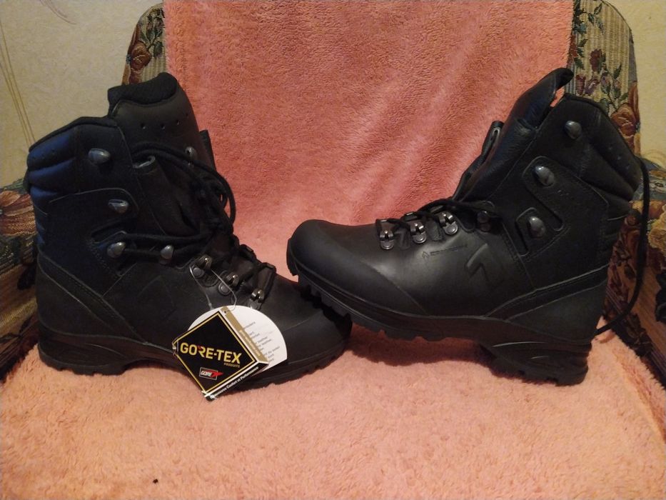 Ботинки берцы . Новые ( 41 размер) Очень крутые.