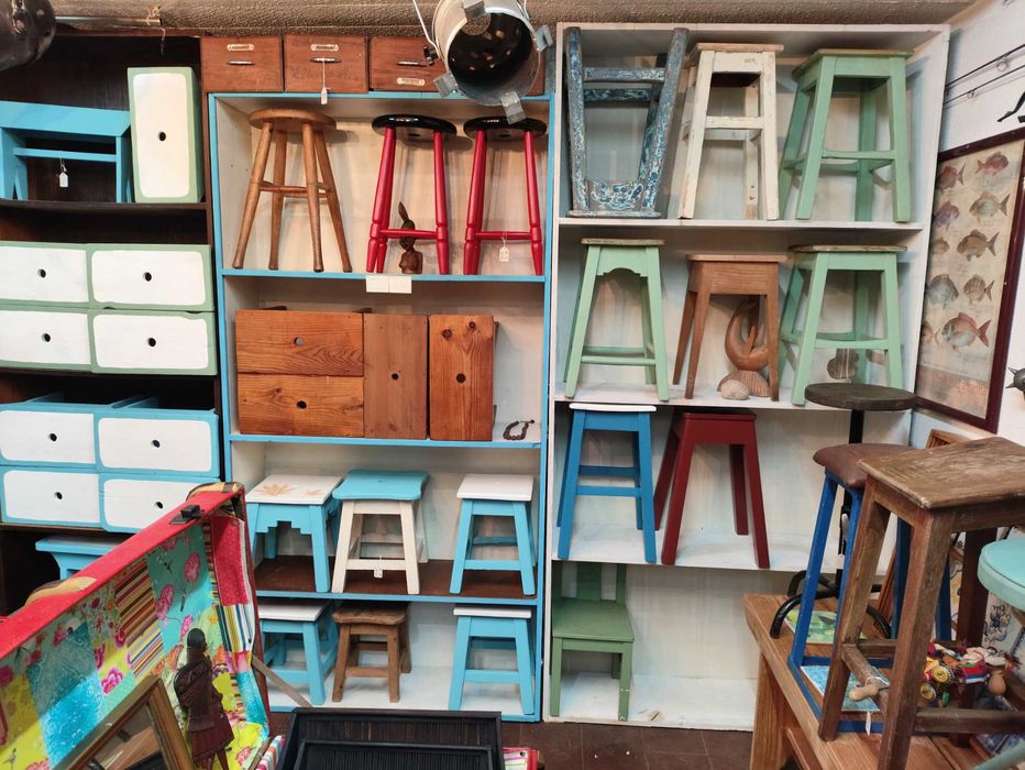 Mesa de taberna e bancos