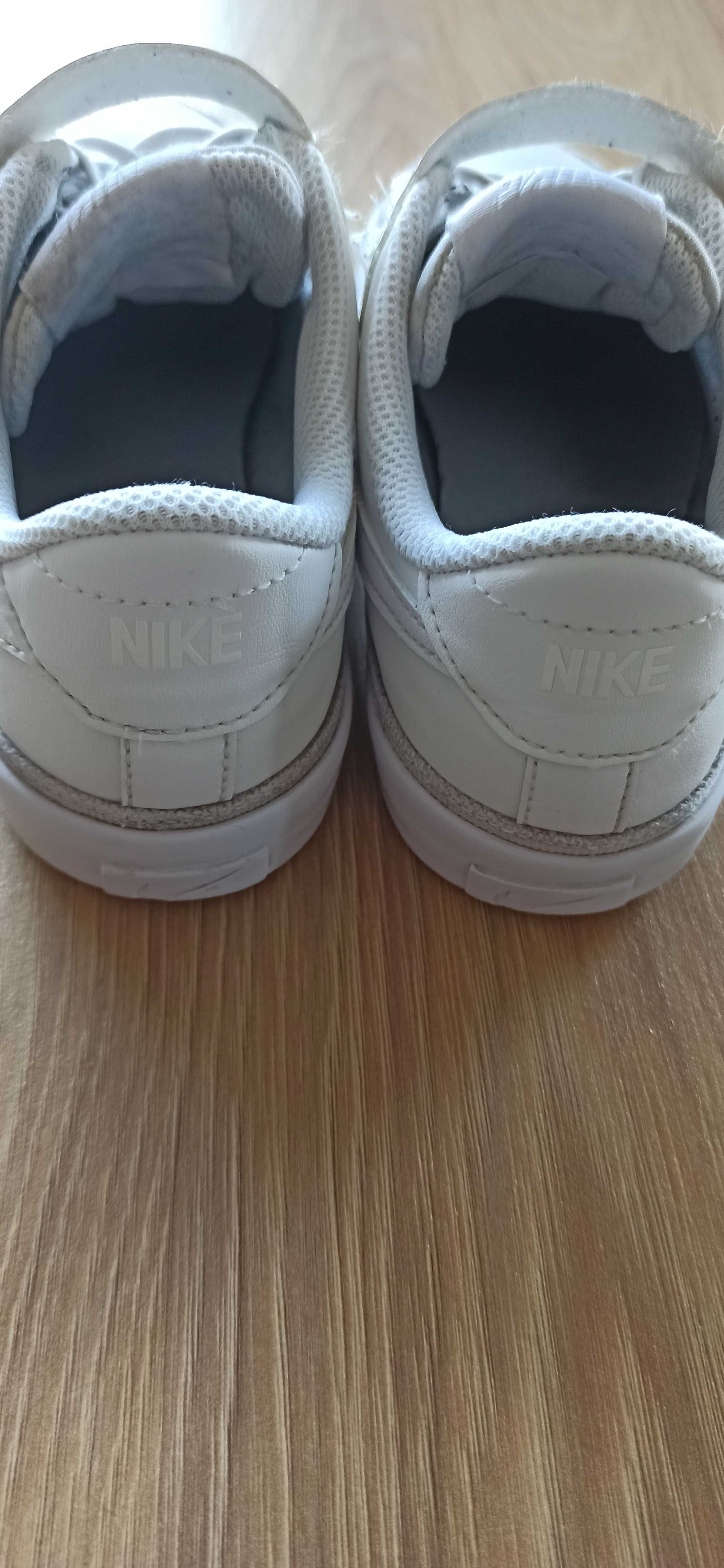 Buty sneakersy chłopięce białe Nike Court Legacy Rozmiar 33,5