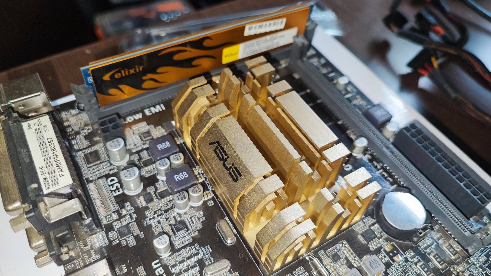 Материнська плата з процессором N3050 + 4gb DDR3.