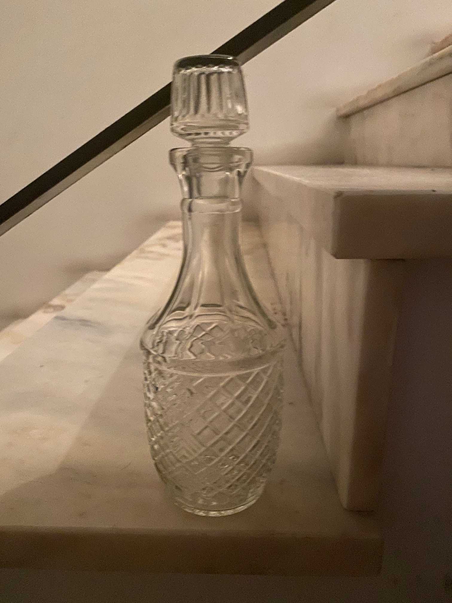 garrafa antiga transparente com trabalhos