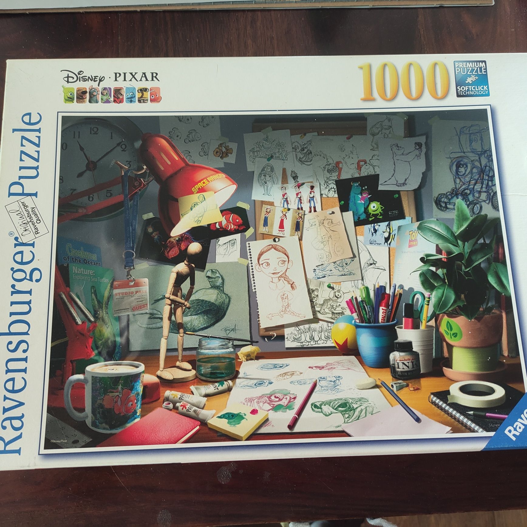 Puzzle Ravensburger Disney Pixar biurko artysty. 1000 el. Kompletne