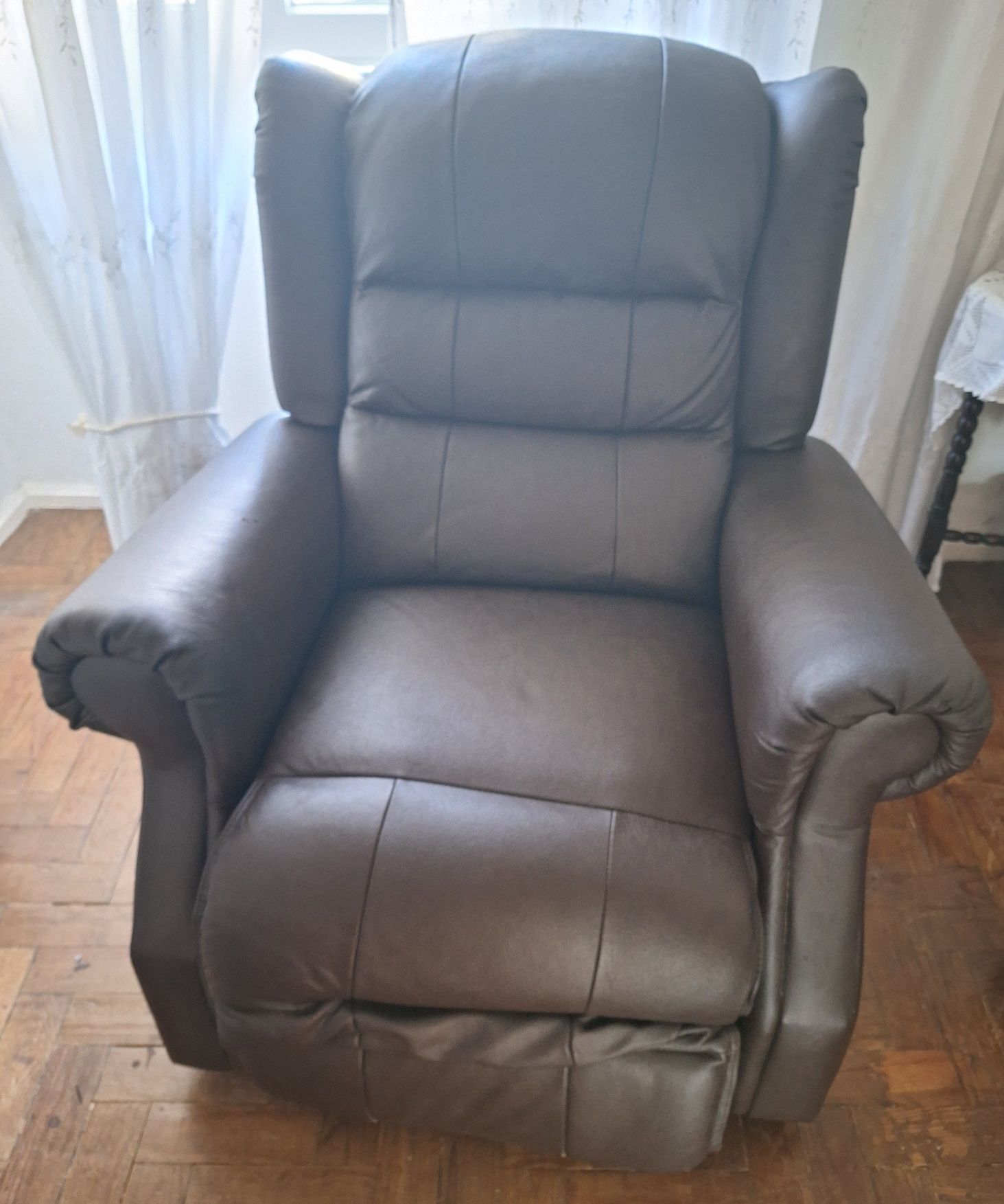 Sofá elevatório castanho