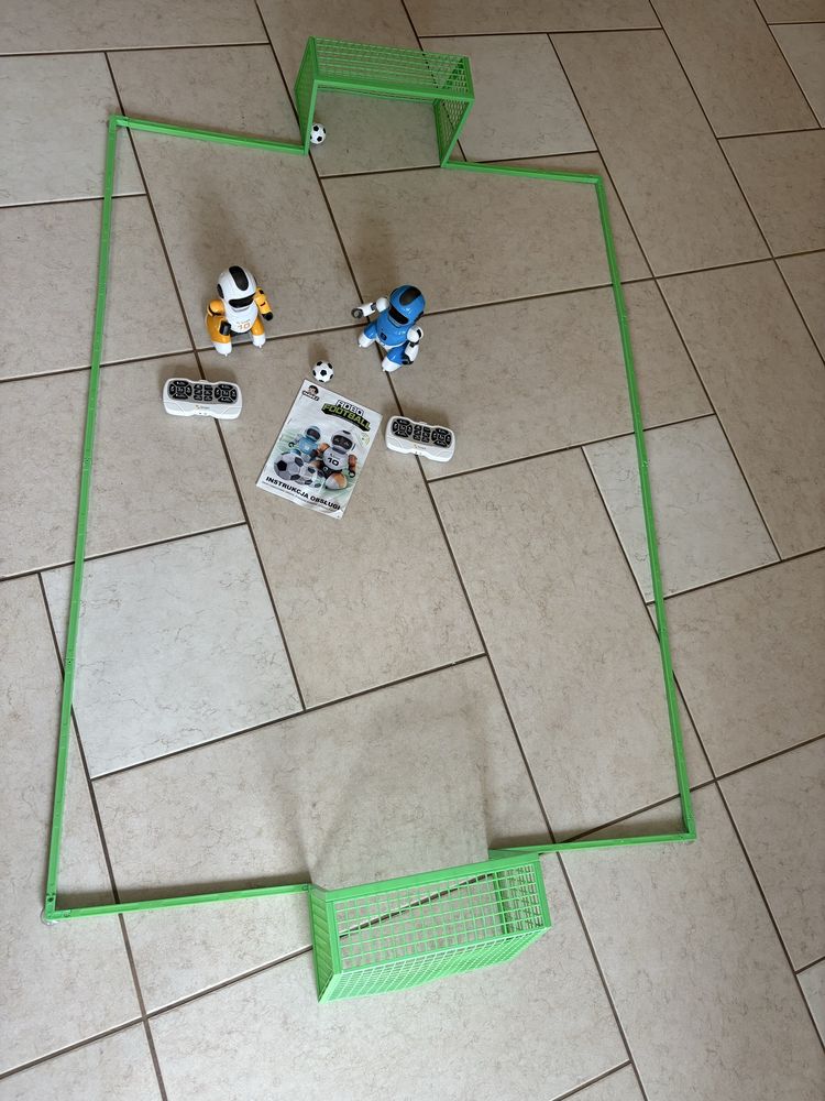 Roboty Knabo grające w piłkę nożną sterowane , piłka, robot