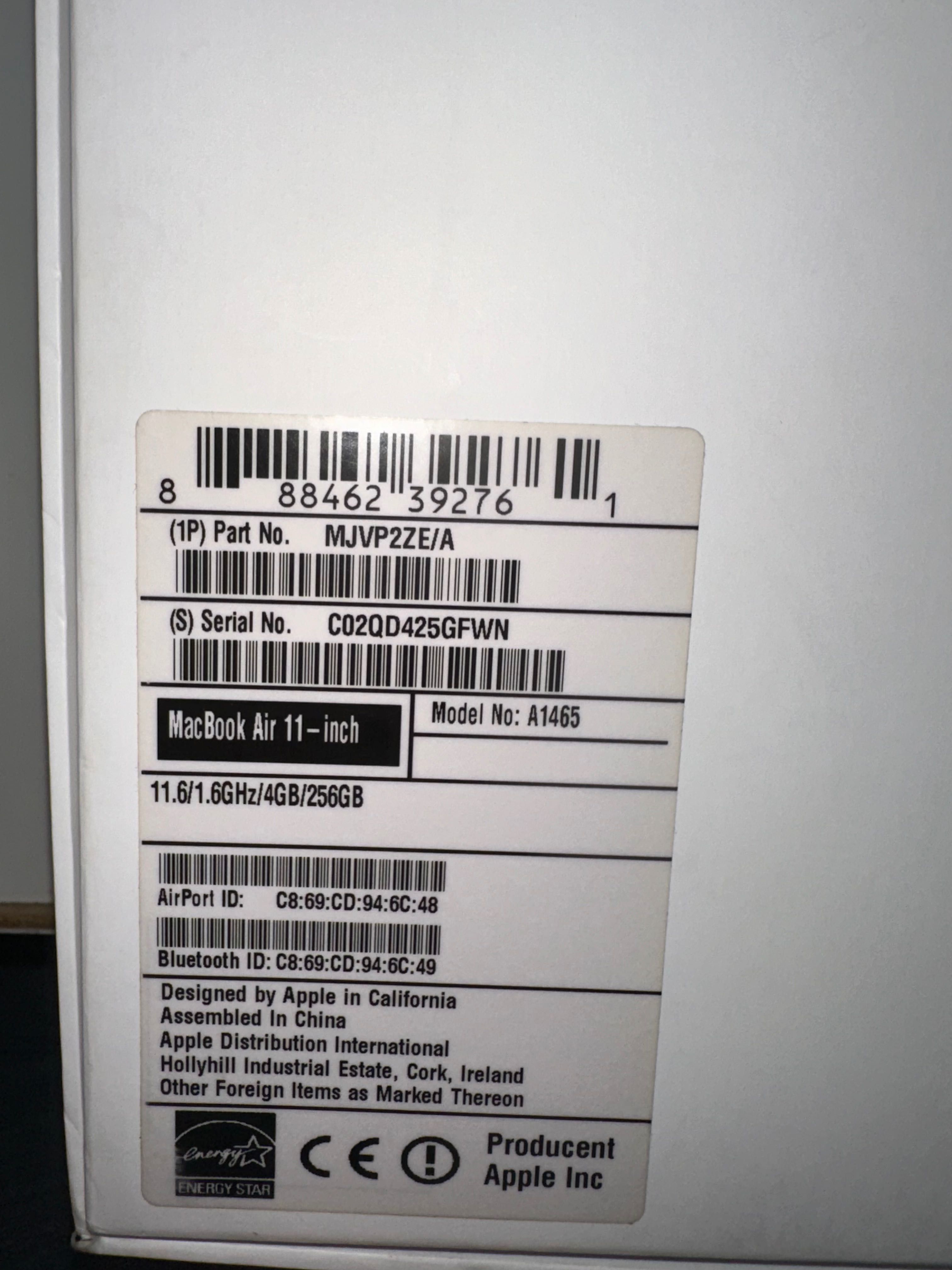 MacBook Air 11 srebrny laptop z ładowarką