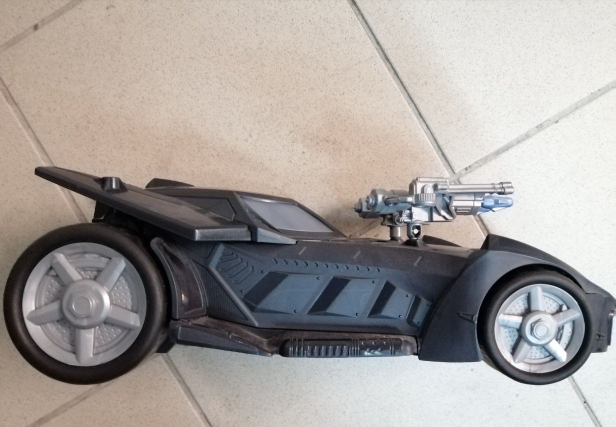 Carro do Batman com armas