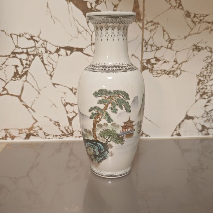 Chiński wazon z porcelany