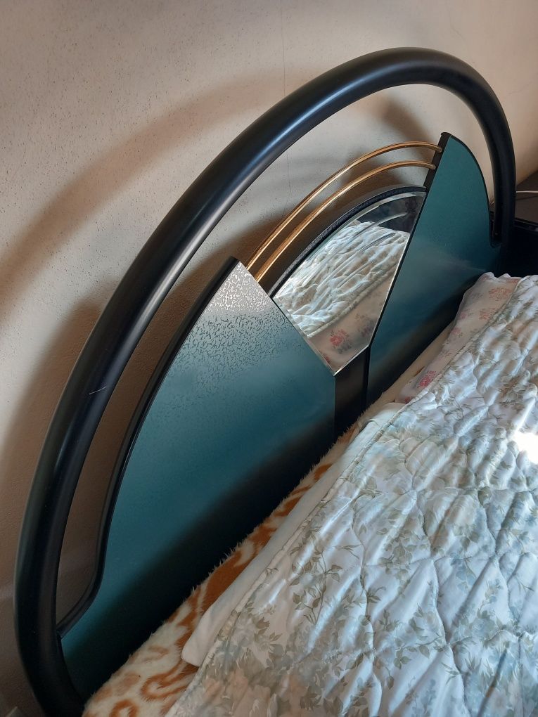 Quarto com cama em ferro