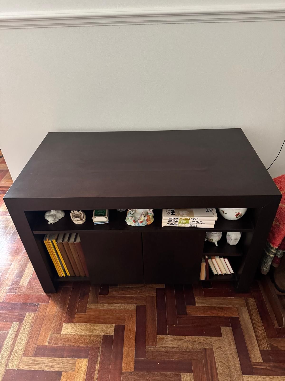 Vários moveis de sala (mesas/cadeiras)