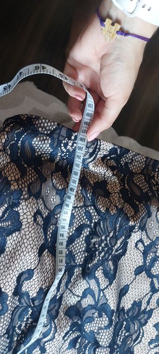 Sukienka midi elegancka koronkowa dopasowana z dekoltem halter S 36