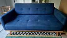 Stylowa sofa 2-osobowa Klematisar (ScandicSofa) – drewno bukowe