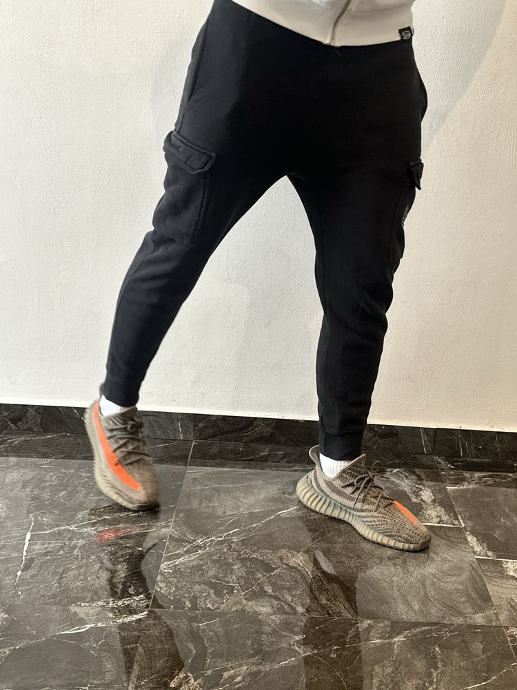 Nike spodnie dresowe czarne długie czargo z kieszeniami z nadrukiem