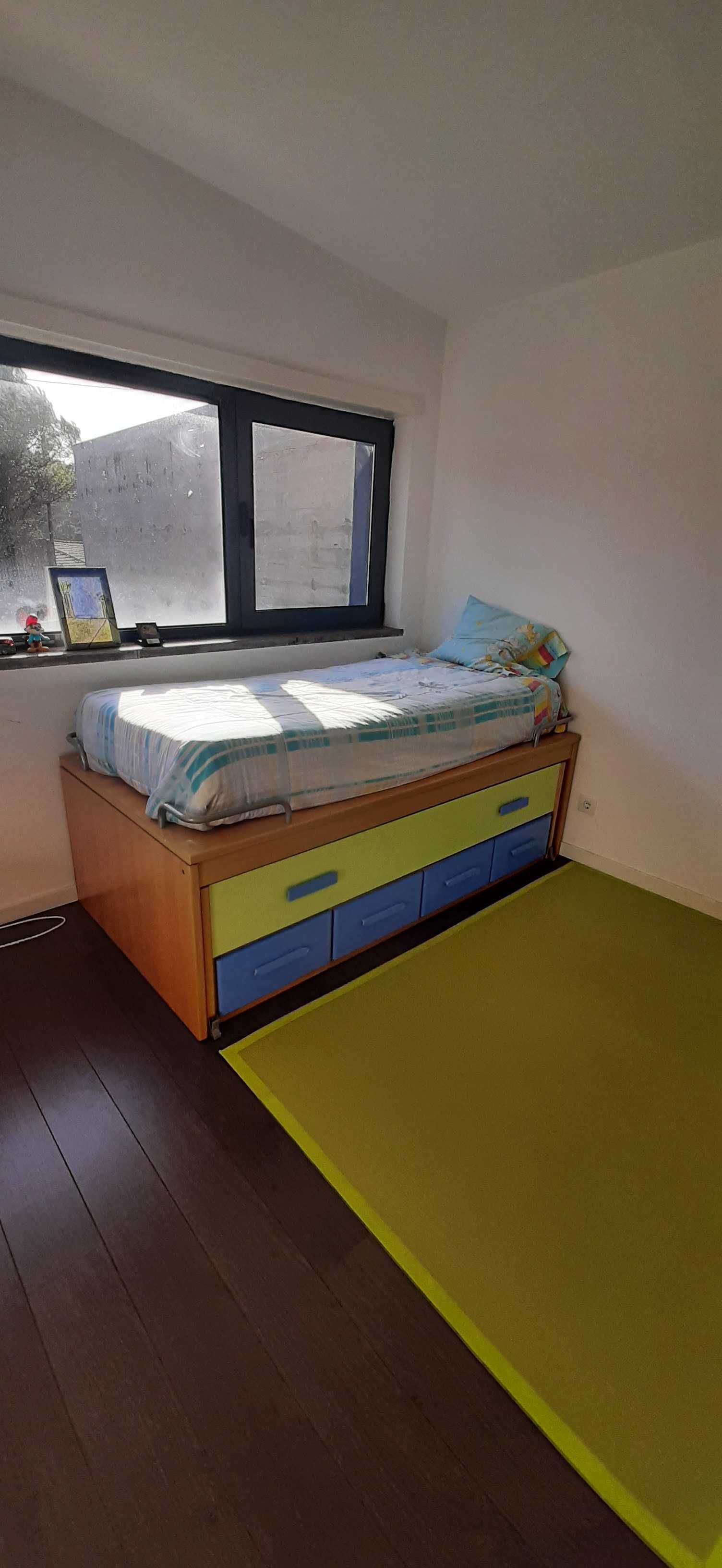Cama de solteiro dupla com gavetão