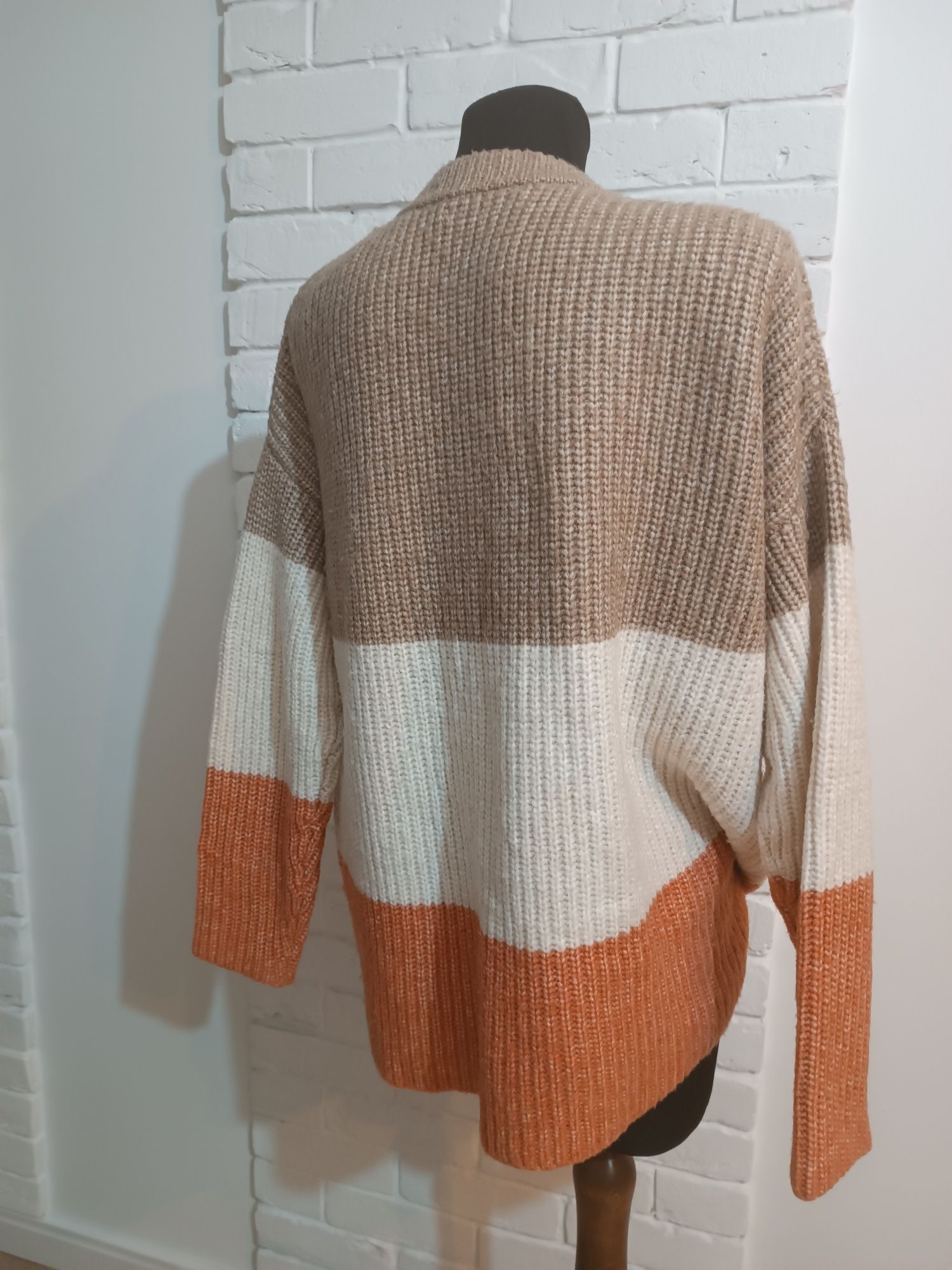 Sweter w serek firmy Lefties używany rozmiar 42/44