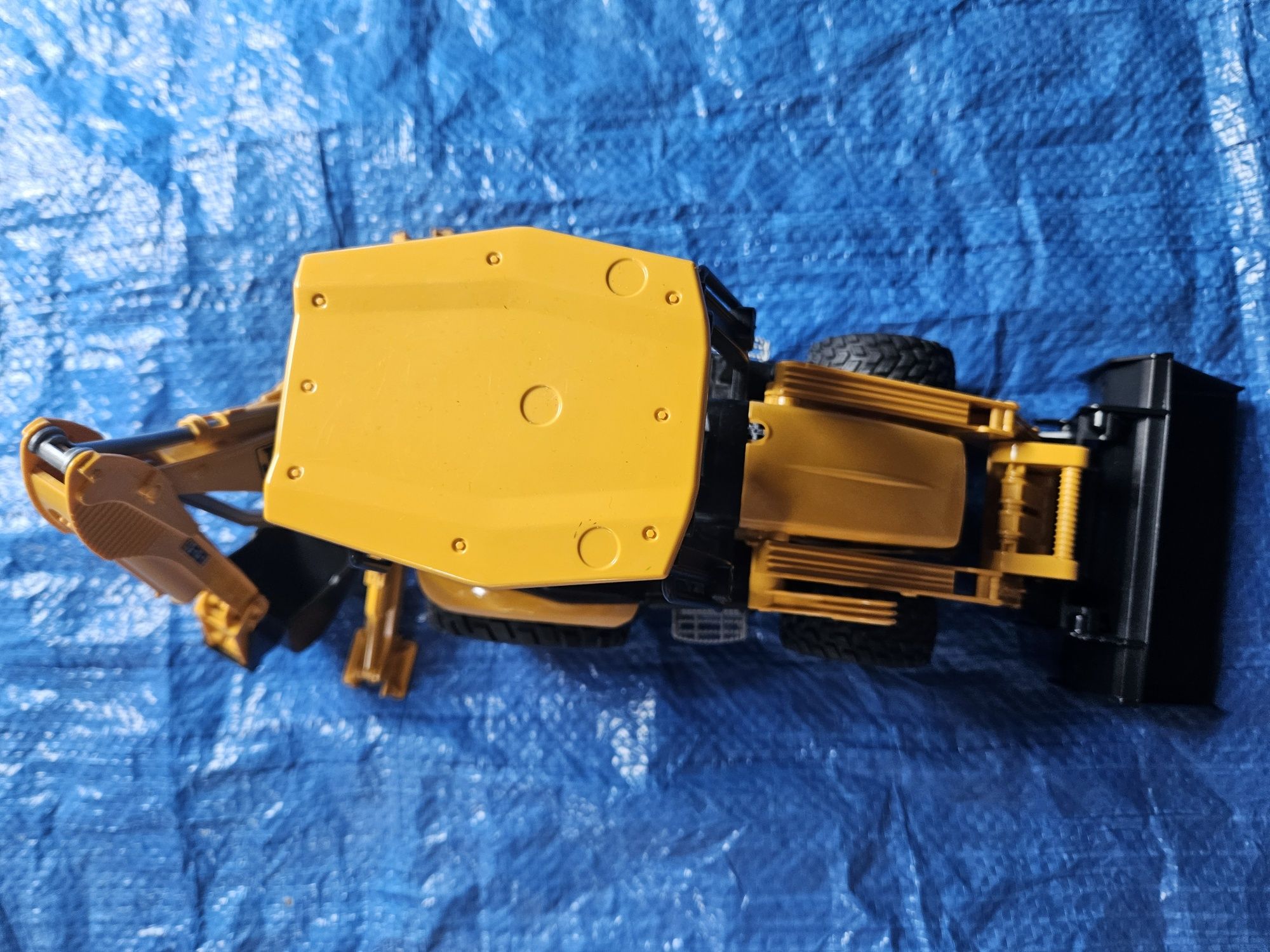 Zabawka ładowarko-koparka JCB Midi CX firmy Bruder (model 02427).