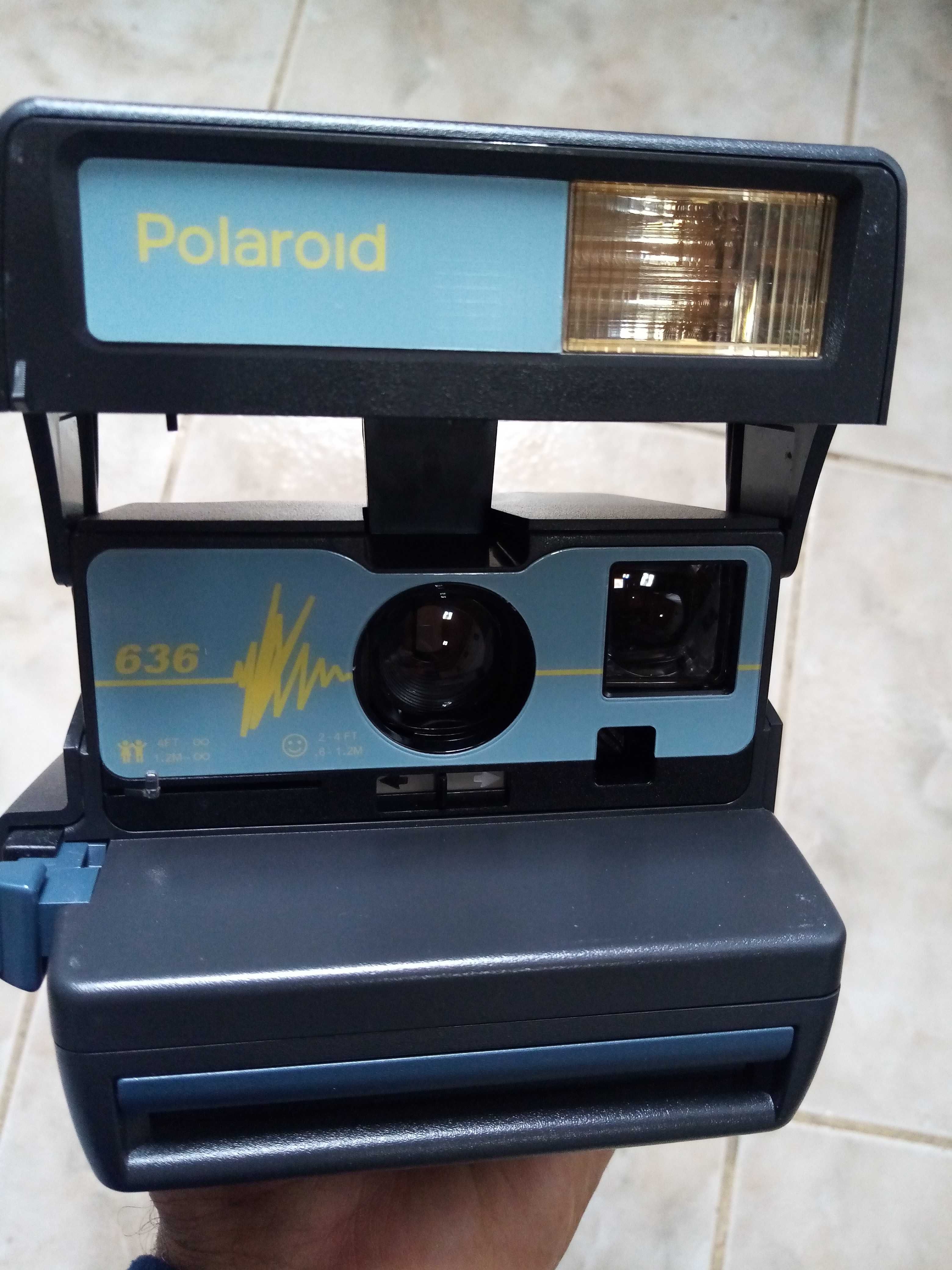 Camera Polaroid ainda com caixa original e manual de instruções.