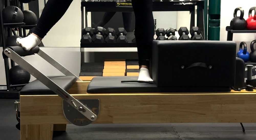 Reformer Pilates z drewna dębowego – profesjonalne łóżko Pilates