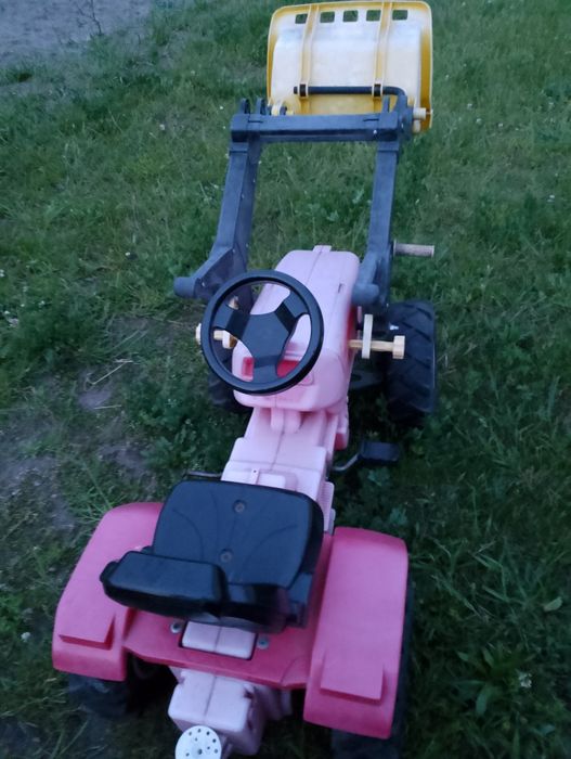 Sprzedam traktor na pedały Massey Ferguson.