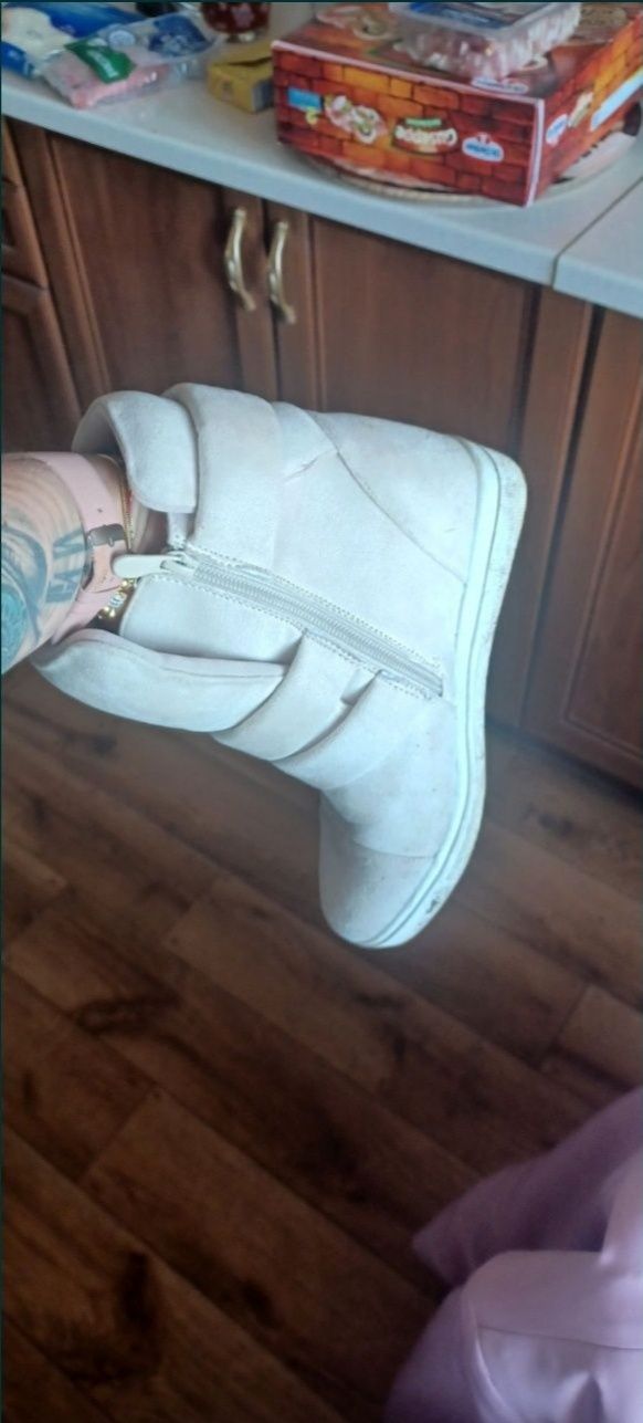 Buty na koturnie kolor beżowy
