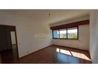 Apartamento T4 localizado a cinco minutos do centro da cidade de Le...