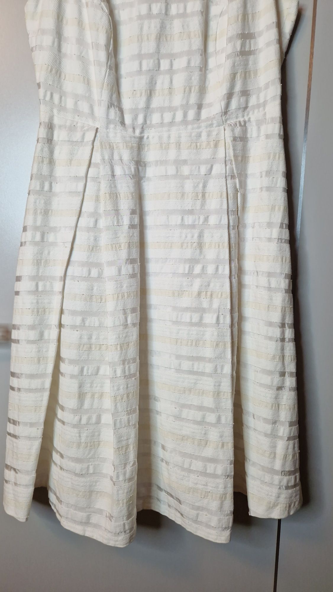 Elegancka sukienka Simple r. 42 beżowe kolory