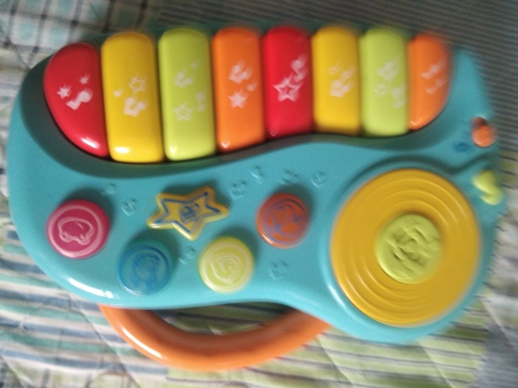 Brinquedos de bebê com luzes e música
