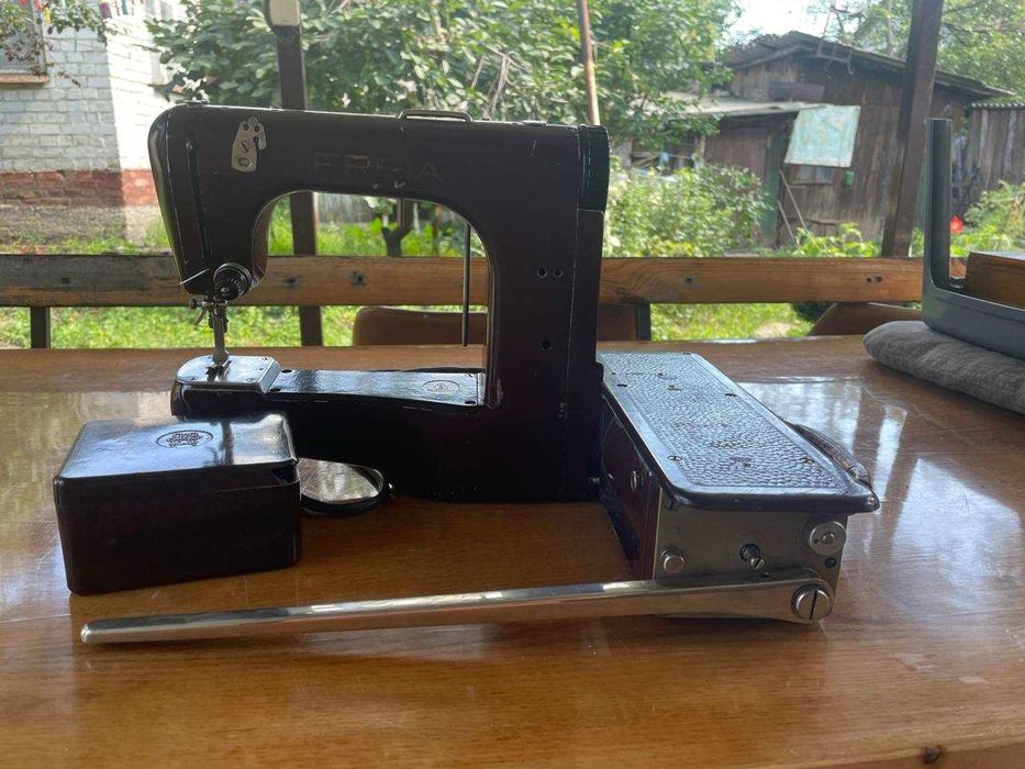 Швейная машина Freia.
