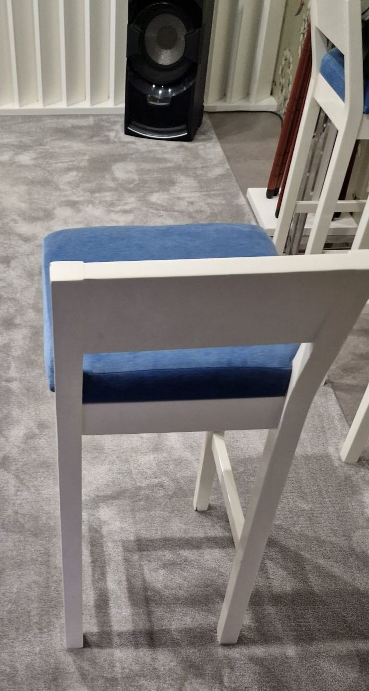 Bancos lacados a branco com estofos tipo pele de pêssego (68×87 cm)