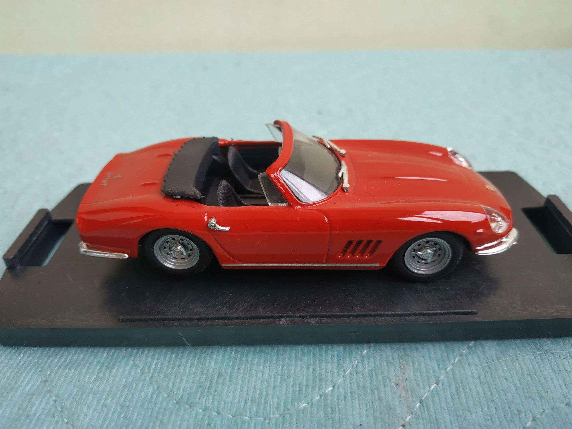 Масштабные модели 1:43 автомобилей Lamborghini Diablo и Ferrari 275.