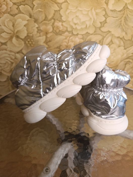 Продам модные ботинки дутики