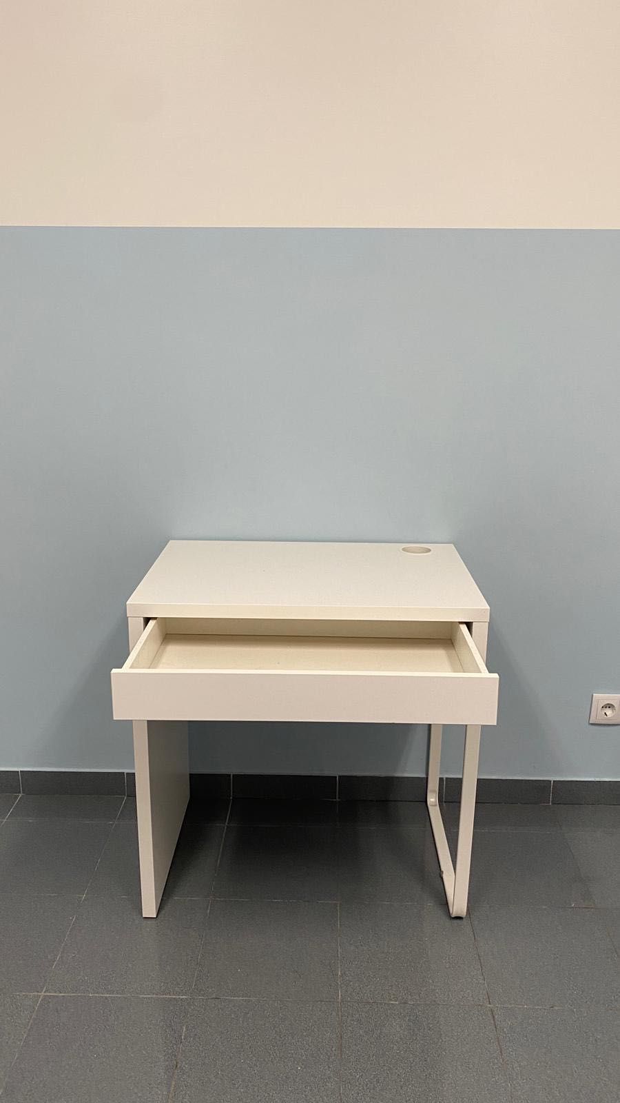 Mesa/ secretaria brancas com gaveta