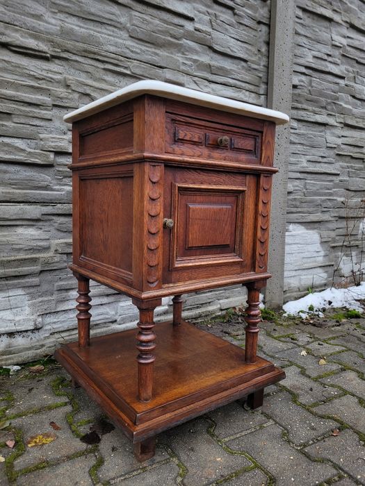 Zgrabna debowa szafka z szufladą.