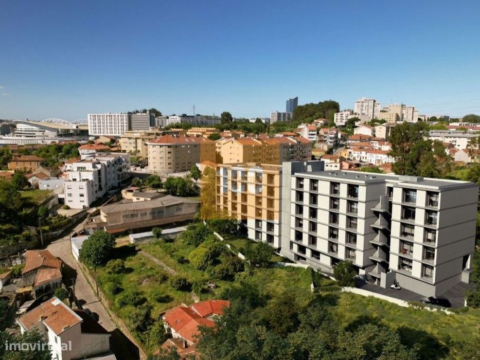 T2 com varanda e garagem às Antas